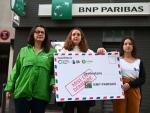 Tres activistas de Oxfam Francia, Les Amis de la Terre y Notre Affaire a Tous participan en una acci&oacute;n frente al BNP Paribas, en Par&iacute;s, el 26 de octubre de 2022.