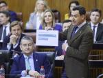 El presidente de la Junta de Andaluc&iacute;a, Juanma Moreno, durante la sesi&oacute;n de control en el Parlamento.