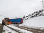 Un camión accidentado a causa de la nieve en una carretera secundaria de León.