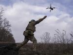 Un militar ucraniano lanza un dron en la l&iacute;nea del frente cerca de Vuhledar.