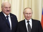 El presidente ruso, Vladimir Putin, posa con el presidente bielorruso, Alexander Lukashenko, el pasado 17 de febrero en Mosc&uacute;.