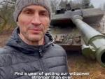 Wladimir Klitschko posa ante un tanque Leopard.