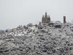 Aspecto de la monta&ntilde;a del Tibidabo de Barcelona tras la nevada ca&iacute;da la pasada madrugada.