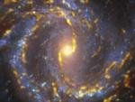 El torbellino de la galaxia espiral NGC4303 est&aacute; a 55 millones de a&ntilde;os luz. La fotograf&iacute;a muestra las nubes moleculares densas en las que se forman las nuevas estrellas y la imagen forma parte del programa de observaci&oacute;n llamado PHANGS.