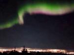 Durante la pasada noche, varias ciudades de Alaska (Estados Unidos) pudieron ver cómo las arropaban diferentes auroras boreales a lo largo del cielo.