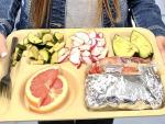 Una usuaria estadounidense, del estado de California, compartió una imagen de cómo son las comidas que se ofrecen en las escuelas públicas. Esta bandeja incluye verduras como el calabacín y el rábano y rodajas de fruta, concretamente de pomelo y aguacate. Como curiosidad, los almuerzos de los colegios en este estado son gratuitos. (© bestoblivion / Reddit)