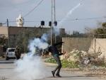 Un joven palestino lanza piedras al ej&eacute;rcito israel&iacute;.