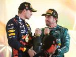 Max Verstappen y Fernando Alonso en el podio en Bar&eacute;in.