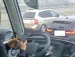Pillan a la conductora de un autob&uacute;s de Madrid utilizando dos m&oacute;viles para chatear y hacer fotos mientras circula