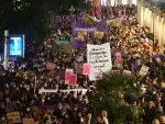 Vista general de una manifestación por el 8M, Día Internacional de la Mujer, a 8 de marzo de 2022, en León, Castilla y León (España).