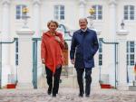 La presidenta de la Comisi&oacute;n Europea, Ursula von der Leyen, camina junto al canciller alem&aacute;n, Olaf Scholz.