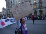 Una manifestante en la gran marcha de este miércoles en el centro de Barcelona por el 8-M.