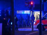 La Polic&iacute;a de Hamburgo, desplegada en el distrito de Alsterdorf tras producirse un tiroteo con varios muertos.