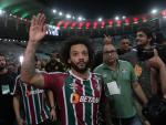 El jugador brasile&ntilde;o Marcelo saluda en la presentaci&oacute;n de su regreso al club Fluminense en el estadio de Maracan&aacute;.