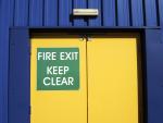 Una señal de 'Fire Exit' en una puerta.