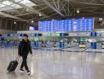 Un hombre camina por el interior del aeropuerto de Atenas Eleftherios Venizelos, completamente vacío.