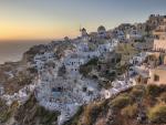 Para los nacidos bajo el signo de Aries, su destino ideal este verano es la isla griega de Santorini: casas blancas, costa escarpada, maravillosos atardeceres... una de las joyas del Mediterr&aacute;neo.