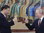 Putin y Xi Jinping brindan en Mosc&uacute;.