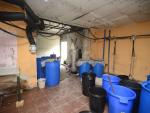 Bidones con disolvente en una vivienda donde se ha encontrado un laboratorio de coca&iacute;na.