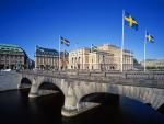 La ciudad de Estocolmo, con la bandera de Suecia.