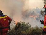 Efectivos de la UME trabajan en el incendio forestal declarado en Villanueva de Viver, en Castellón, y que afecta también a Teruel.