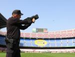 Un agente de polic&iacute;a probando un dron en el Camp Nou.