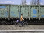 Un hombre camina junto a su bicicleta en Pokrovsk, en la regi&oacute;n de Donetsk, Ucrania.