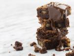 El bizcocho de brownie se suele servir con chocolate fundido por encima.