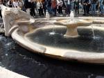 Fuente de la Plaza de Espa&ntilde;a de Roma tintada por activistas del clima