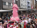 Desfile de un pene rosado con motivo del festival Shinto Kanamara Matsuri.