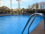 Dos operarios acondicionan la piscina del Hotel Sol, en Cambrils, ante la campa&ntilde;a de Semana Santa.
