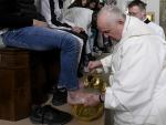 El papa Francisco lava los pies de doce j&oacute;venes presos el Jueves Santo.