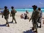 Soldados de la Marina y la Guardia Nacional patrullan una playa tur&iacute;stica de Canc&uacute;n, en el Estado de Quintana Roo.