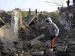 Escombros de un puente destruido por un ataque aéreo israelí en el sur del Líbano.