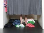 Imagen de recurso de una persona en un probador de ropa.