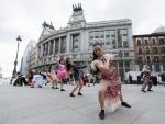 Bailarines del Real Conservatorio Profesional de Danza Mariemma desfilan por las calles del centro de Madrid, a 9 de febrero de 2023, en Madrid (Espa&ntilde;a).