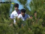 Varios aficionados subidos a un árbol para ver el Getafe-Barça.
