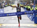 Evans Chebet cruza victorioso la línea de meta del maratón de Boston