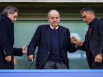 El rey Juan Carlos a su llegada este martes al estadio Stamford Bridge.