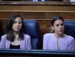 La secretaria general de Podemos y ministra de Derechos Sociales, Ione Belarra y la ministra de Igualdad, Irene Montero, en el Congreso de los Diputados, a 20 de abril de 2023, en Madrid (Espa&ntilde;a).