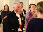 Carlos III, bebiendo champán en su reciente visita oficial a Alemania.