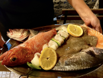 Es tradici&oacute;n en los restaurantes m&aacute;s genuinos de la costa portuguesa 'presentar' los pescados frescos del d&iacute;a para que elija el cliente.