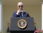 El presidente Joe Biden habla durante una ceremonia en el Jard&iacute;n de las Rosas de la Casa Blanca.