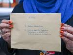 Sharmila Rockey, activista contra la pena de muerte del Colectivo Justicia Transformadora, sostiene una carta de petici&oacute;n de clemencia de apelaci&oacute;n en el caso de narcotr&aacute;fico del ciudadano malasio.
