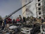 Equipos de rescate retiran los escombros de un edificio residencial en Uman, centro de Ucrania, atacado por misiles rusos.