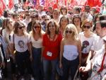 Irene Montero (2i), María Jesús Montero (4i), Reyes Maroto (c, detrás), Yolanda Díaz (4d), Mónica García (3d) y Alberto Garcón (2d), entre otros, en la manifestación del 1 de mayo de 2023 en Madrid.