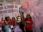 Varios jóvenes portan bengalas durante la manifestación convocada por los sindicatos CCOO y UGT-PV para celebrar el Día Internacional de los Trabajadores, bajo el lema "Subir salarios, bajar precios y repartir beneficios", este lunes en Valencia.