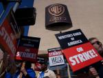 Guionistas en huelga se manifiestan delante del estudio de Warner Brothers