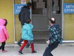Varios niños entran a un hospital en Belgrado tras el tiroteo en la escuela.
