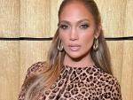 Jennifer Lopez con vestido de leopardo